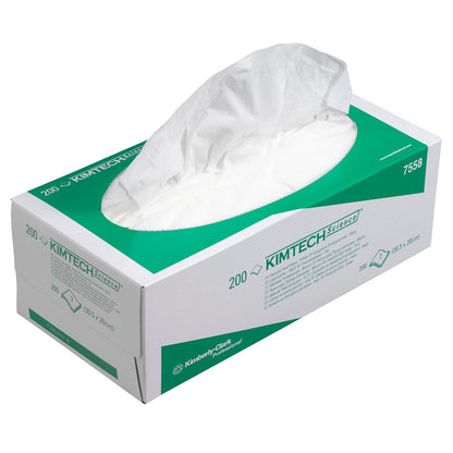En rektangulär låda med Kimtech® Science precisionstorkdukar från Kimberly-Clark GmbH, idealisk för känsliga ytor. Den vit-gröna lådan innehåller 200 vita dukar, varav en delvis utdragen.