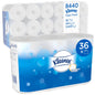 En kartong från Kimberly-Clark GmbH med sex förpackningar Kleenex® toalettpapper med vardera 6 vita rullar (350 ark per rulle), totalt 36 rullar och 12 600 ark; förpackningen är designad i vitt och blått.