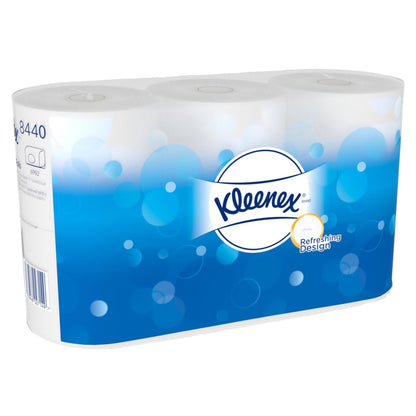 En kartong Kleenex® toalettpapper från Kimberly-Clark GmbH innehåller 6 förpackningar med vardera 6 små vita rullar (350 ark per rulle) för långvarig komfort - idealisk för familjer eller frekvent användning.