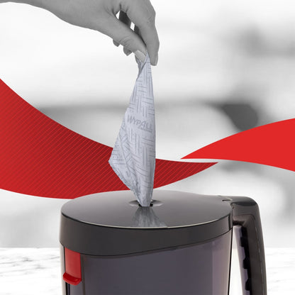 En hand drar ut en WypAll® Reach™ blå pappershandduk för rengöring inom service & detaljhandel från centraluttaget av en grå dispenser - idealisk för professionella rengöringstjänster. Märke: Kimberly-Clark GmbH, 6 rullar à 280 dukar.