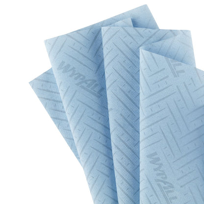 Sex rullar blå WypAll® Reach™ pappershanddukar från Kimberly-Clark GmbH (6 x 280 ark), ordnade för rengöring inom service & detaljhandel, idealisk för centraluttag - snyggt presenterade på vit bakgrund.
