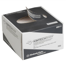 På bilden syns en vitgrå Kimtech® Science-låda med precisionsservetter från Kimberly-Clark GmbH (liten, 30 lådor à 286 servetter) med en delvis utdragen servett, på vilken varumärket och produktinformationen framgår.