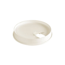 Ein umweltfreundlicher, weißer Karton-Deckel von Duni GmbH für Becher (35/47/59 cl) mit rechteckiger Trinköffnung, Packung à 40 Stück, fotografiert vor weißem Hintergrund.