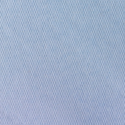 Närbild av Scott® läkarrullar från Kimberly-Clark GmbH (38,00 cm x 51,00 cm), ett ljusblått, strukturerat tyg med diskret diamantmönster, som ofta används för undersökningsbäddar i medicinska anläggningar. Den släta ytan fyller ramen.