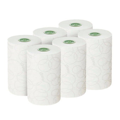 Sechs weiße Kleenex® Ultra™ E-roll Slimroll™ 2-lagige Handtuchrollen von Kimberly-Clark sind in zwei Dreierreihen angeordnet, jede mit einem dezenten kreisförmigen Muster und grüner Mittelmarkierung, vor einem schlichten weißen Hintergrund.