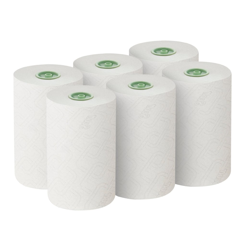 Sechs weiße Scott® Essential™ Rollenhandtücher E-roll Slimroll™ von Kimberly-Clark GmbH sind in zwei Dreierreihen angeordnet. Jede 1-lagige, 180 m lange Rolle hat einen grünen Kern und eine feine Textur, ideal für eine effiziente Nutzung. Die Schachtel enthält 6 Rollen.