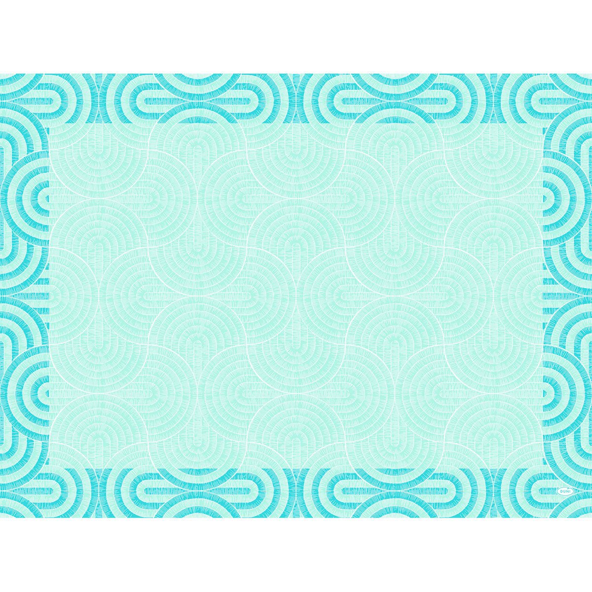 Duni GmbH:s pappersunderlägg 30x40 cm Breeze mintblå kännetecknas av en mintblå mittdel och en geometrisk kant med upprepade blå och turkosa cirklar, vilket ger ett stilfullt, symmetriskt utseende inspirerat av art déco. Förpackning: 250 stycken.