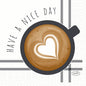 Topvy över en kaffekopp med hjärtformad latte art och "HA EN TREVLIG DAG" i svängd skrift - idealisk för Duni GmbH Zellt.-Servetter 24x24 cm, 3-lagers, Trevlig Dag | Förpackning (250 servetter) Designs.