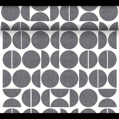 Dunicel-bordslöparen Tête-à-Tête (24 m x 0,4 m, 20 sektioner) från Duni GmbH visar svarta och vita geometriska mönster - helcirklar, halvcirklar och segmenterade cirklar - idealisk för en modern Tête-à-Tête-bordsdekoration.