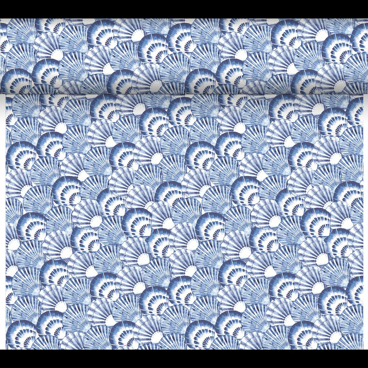 Dunicel-bordslöparen Tête-à-Tête från Duni GmbH är en 24 m x 0,4 m stor rulle med 20 sektioner och visar ett blå-vitt solfjädermönster för en inbjudande bordsdekoration med marintema.