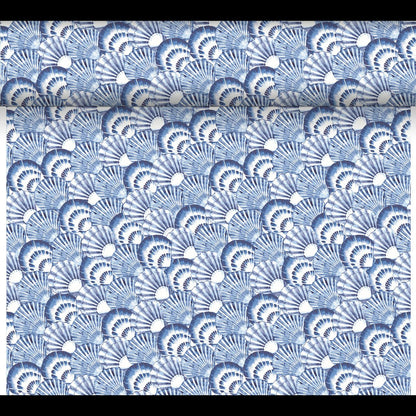 Dunicel-bordslöparen Tête-à-Tête från Duni GmbH är en 24 m x 0,4 m stor rulle med 20 sektioner och visar ett blå-vitt solfjädermönster för en inbjudande bordsdekoration med marintema.