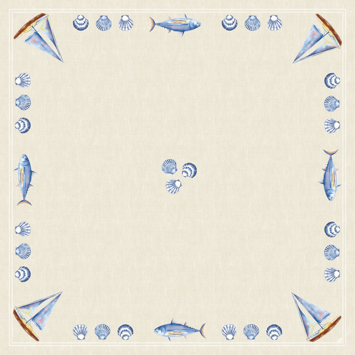 Dunisilk MD-bordduken 84x84 cm i Tide från Duni GmbH har en kvadratisk beige design med illustrerade blå fiskar, segelbåtar och snäckbårder samt snäckkluster i mitten - perfekt för en maritim bordsdekoration (20 stycken/förpackning).