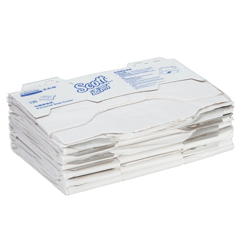 En stapel Scott® Toalettsitsöverdrag från Kimberly-Clark GmbH (vit, 24 påsar x 125 förpackningar), med blå text, prydligt arrangerade på vit bakgrund för hygienisk toalettanvändning.