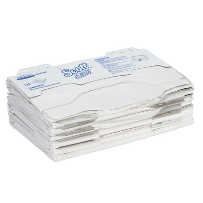 En stapel Scott® Toalettsitsöverdrag från Kimberly-Clark GmbH (vit, 24 påsar x 125 förpackningar), med blå text, prydligt arrangerade på vit bakgrund för hygienisk toalettanvändning.
