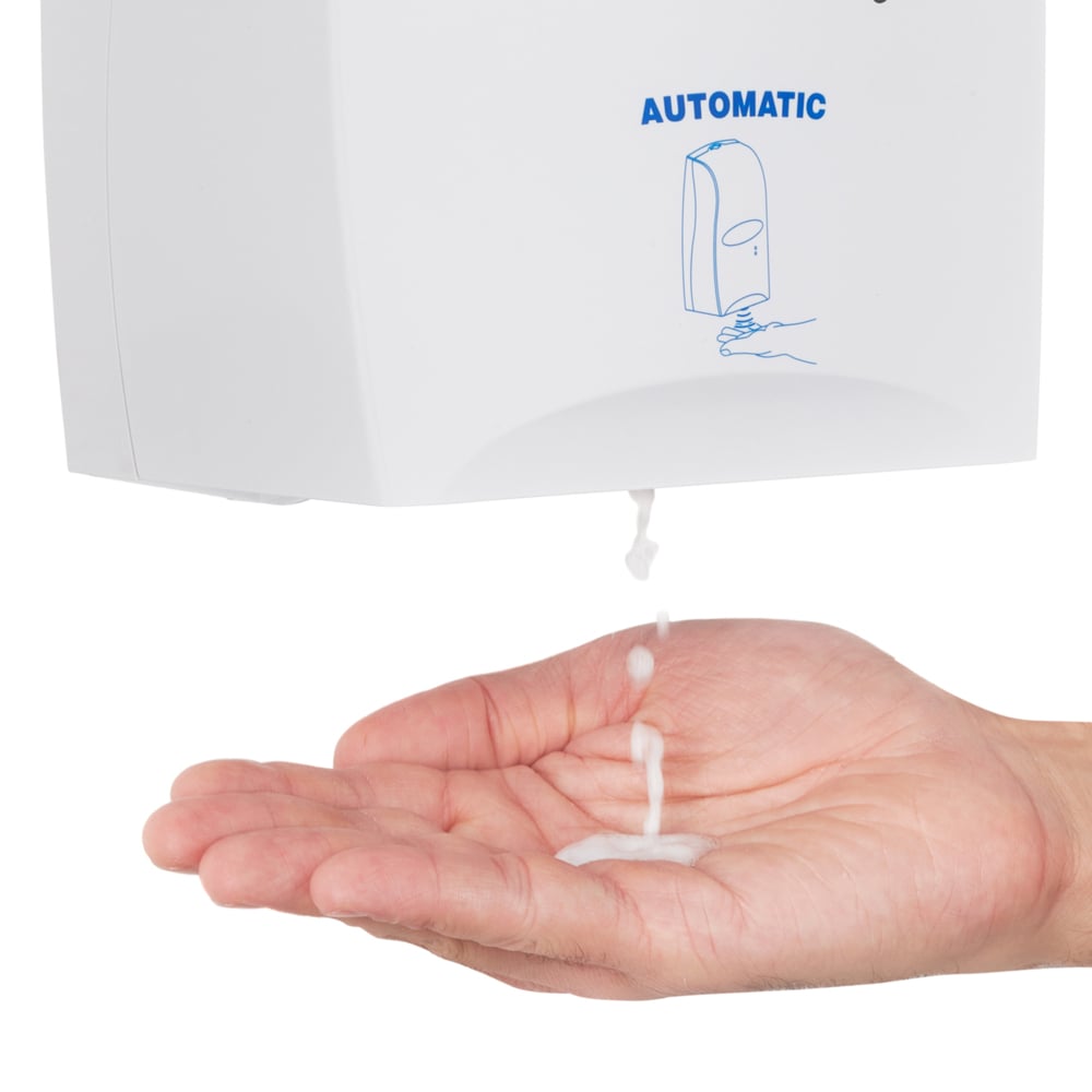 Eine Hand wird unter einen Scott® CONTROL Handdesinfektionsschaum Spender von Kimberly-Clark GmbH gehalten, während alkoholbasierter Schaum auf die Handfläche gespendet wird. Der transparente 1,2-Liter-Kassettenspender ist mit der Aufschrift "AUTOMATIC" und einer einfachen blauen Grafik versehen.