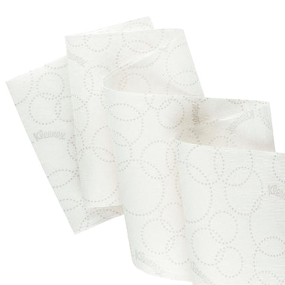 Närbild av en vit Kleenex® Ultra™ Slimroll™ pappershandduksrulle från Kimberly-Clark GmbH med subtilt prickmönster och delvis utrullning för att visa dess lämplighet för smala dispensersystem; 6 rullar per kartong.