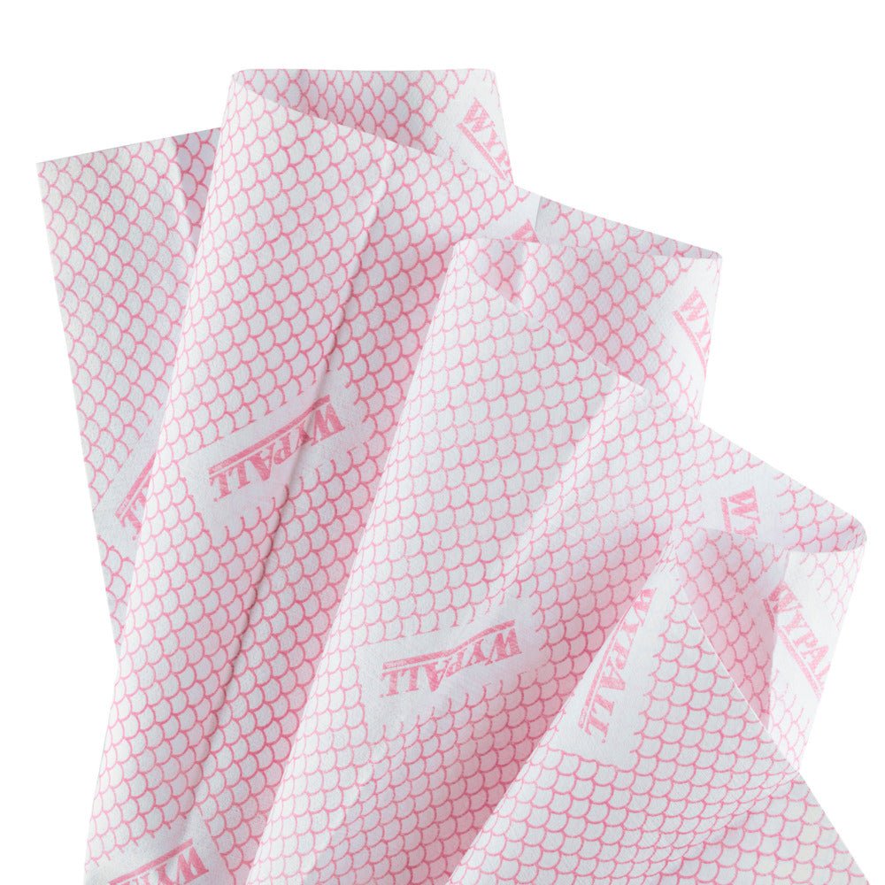 Flera rosa och vita WypAll® X80 Critical Clean - Interfold-servetter (41,00 cm x 33,00 cm) från Kimberly-Clark GmbH är utspridda och visar ett fjälliknande mönster och en synlig rosa märkning.