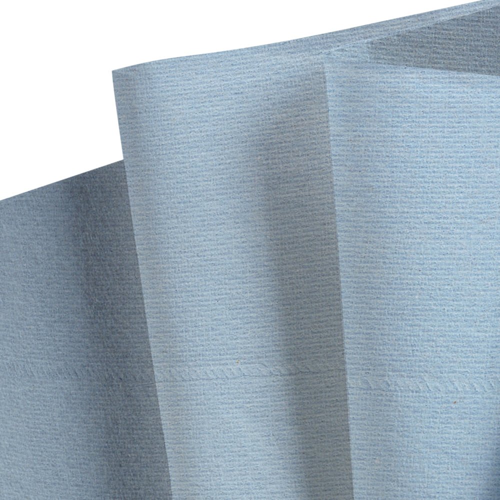 En närbild av ljusblå, strukturerade WypAll® L20 General Clean torkdukar från BRAG™ Box från Kimberly-Clark GmbH, med synliga veck och sömmar längs ett veck.