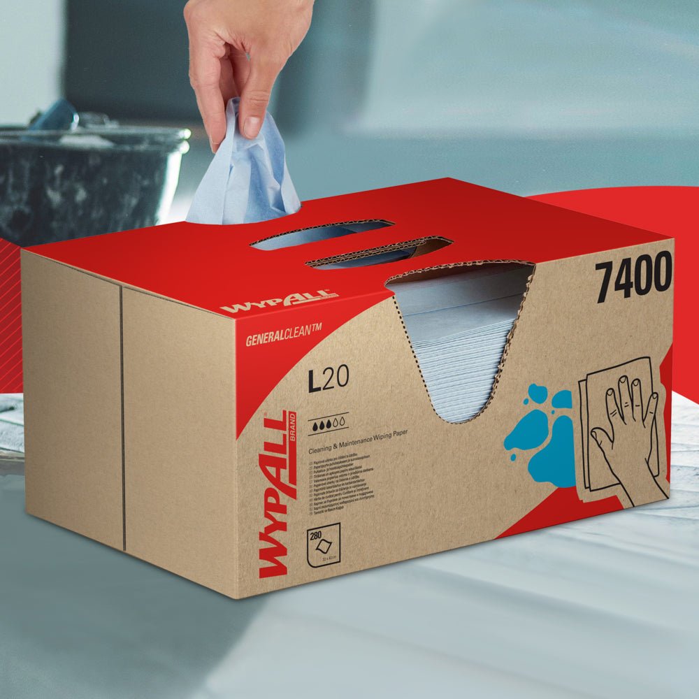 En hand drar ut en WypAll® L20 General Clean torkduk från en blå BRAG™ Box från Kimberly-Clark GmbH, som innehåller 280 ark, och lägger den på en slät yta.