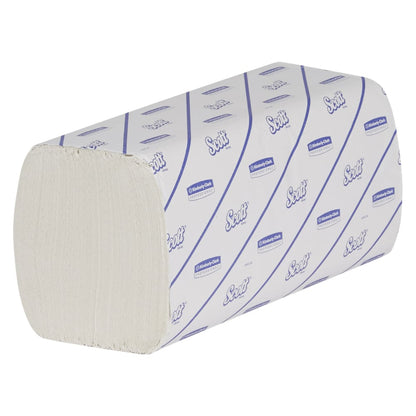 Ein Stapel Scott® EXCELLENT Interfold Handtücher von Kimberly-Clark GmbH für hygienische Händetrocknung, in weißer Verpackung mit blauem Druck. Die rechteckige Verpackung zeigt die freiliegenden Kanten der gefalteten Handtücher. 20 x 190 Tücher je Karton.