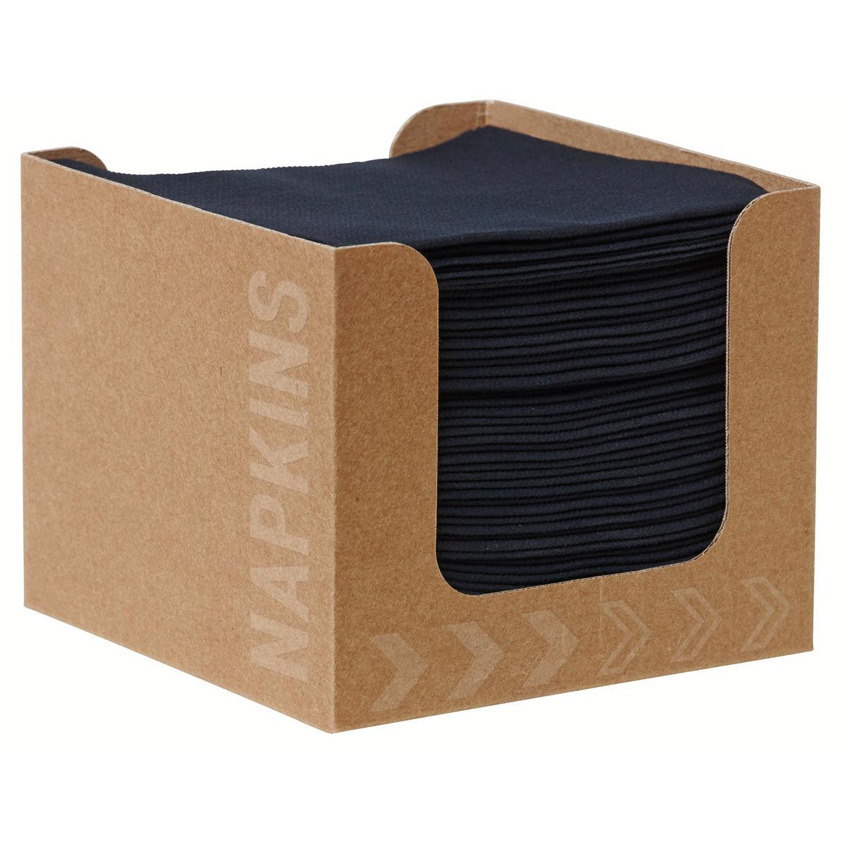 En Bio-Dunisoft-servetthållare 20 x 20 cm svart från Duni GmbH innehåller prydligt staplade svarta servetter, som är synliga genom den främre öppningen med texten "NAPKINS".