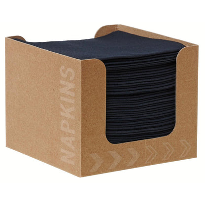 En Bio-Dunisoft-servetthållare 20 x 20 cm svart från Duni GmbH innehåller prydligt staplade svarta servetter, som är synliga genom den främre öppningen med texten "NAPKINS".