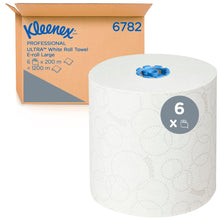 En stor vit rulle Kleenex® Ultra™ rullhanddukar (2-lagers, 200m vardera) från Kimberly-Clark GmbH står framför en "6782"-kartong. En symbol visar att förpackningen innehåller 6 hygienrullar (E-rulle Large, Vit) per kartong.