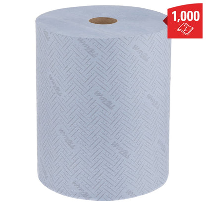 Den extra breda blå WypAll® L20 pappershandduken Stor rulle från Kimberly-Clark GmbH kännetecknas av en diskret mönstrad struktur och trycket "Wypall". Den röda etiketten visar 1.000 ark och en tvålagerssymbol.
