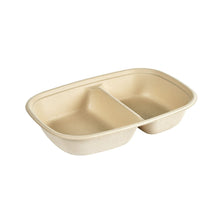 En brun, rektangulär Cube Bowl 400/500 ml från Duni GmbH av PBAT/PLA-belagd bagasse med två fack och rundade kanter är tom och avbildad snett framför en vit bakgrund. Förpackningsstorlek: 40 stycken (249x172x45 mm).