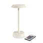 Den trådlösa LED-lampan NOUR i sandfärg från Duni GmbH är en modern bordslampa med rund bas och platt yta - elegant dekoration för ditt hem, inklusive fjärrkontroll med flera färgglada knappar.