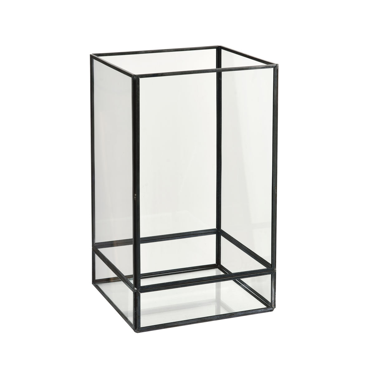 Die Capella Laterne Glas, schwarz von Duni GmbH ist eine rechteckige Glaslaterne mit schwarzem Metallrahmen, die aufrecht auf weißem Hintergrund steht. Die klaren Seiten und der Sockel machen sie ideal für eine stilvolle Beleuchtung in jedem Raum.