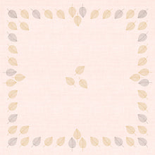 Eine quadratische Bordüre mit schlichten Blattmustern in Hellgold und Grau umrahmt einen blassrosa Hintergrund. Die Bio-Dunicel-Mitteldecke 84x84cm Aspen von Duni GmbH (20 Stück) ist stilvoll, umweltfreundlich und biologisch abbaubar.