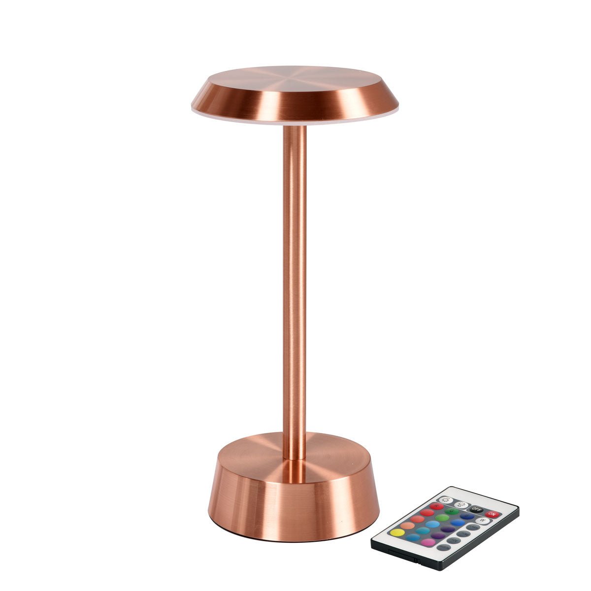 Den trådlösa NOUR LED-lampan i roséguld från Duni GmbH har en rund bas och platt ovansida för modern stil. Bredvid lampan ligger en fjärrkontroll med färgglada knappar.
