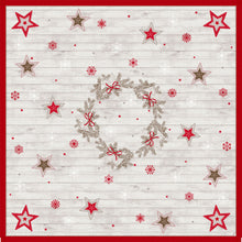 Die Dunicel-Mitteldecke 84x84cm Cozy Winter von Duni GmbH zeigt einen Kranz aus Zweigen und roten Schleifen, mit roten und beigen Sternen und Schneeflocken auf hellem Holzgrund. Ideale Festtagsdekoration, erhältlich in Packungen mit 20 Stück.