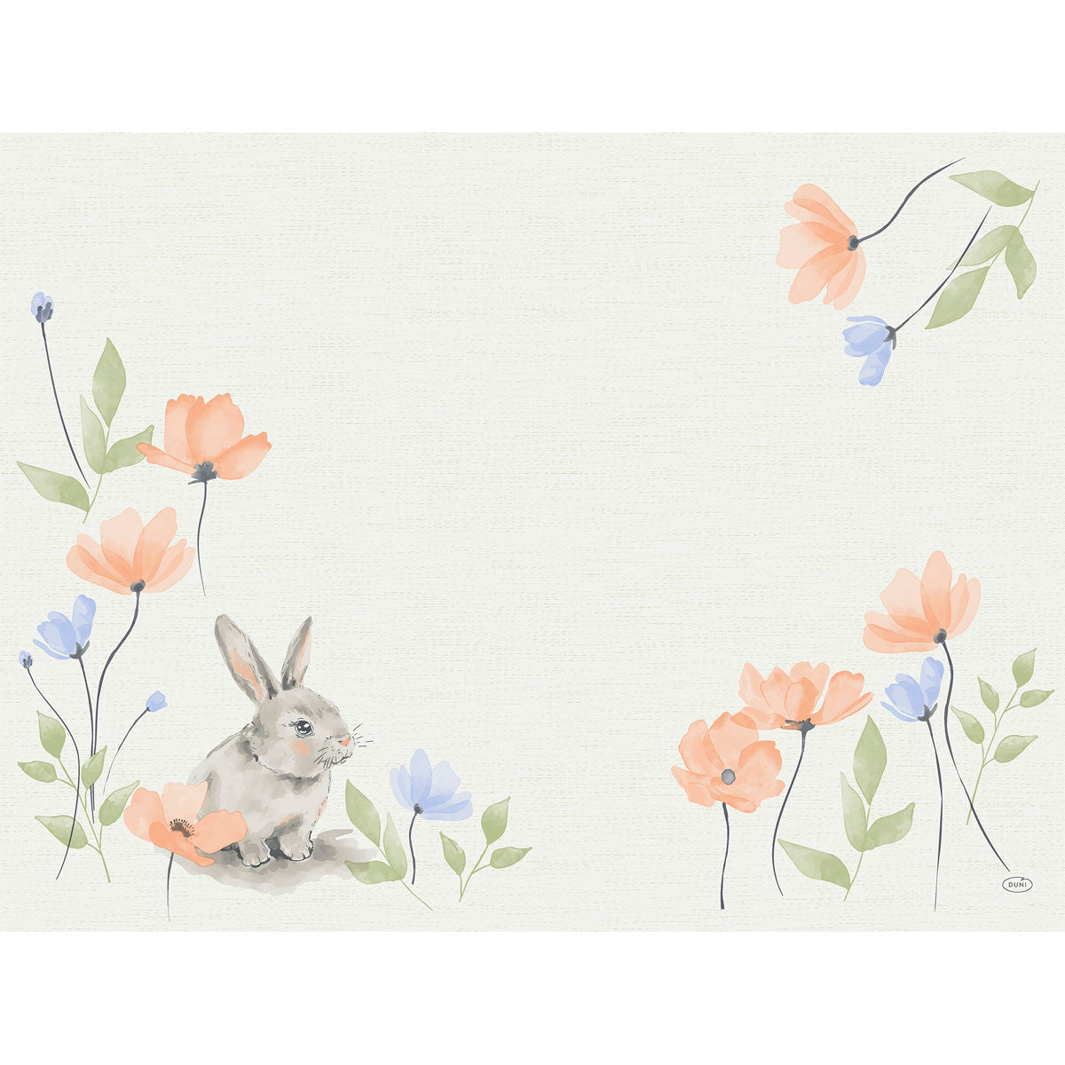 De Bio-Dunicel-sets 30x40 Bunny Bloom från Duni GmbH visar en grå kanin mitt bland orange och blå blommor med gröna blad på en ljus bakgrund. Dessa miljövänliga bordsunderlägg (100 stycken) är perfekta för våren, accentuerade av en blommig kant i två hörn.