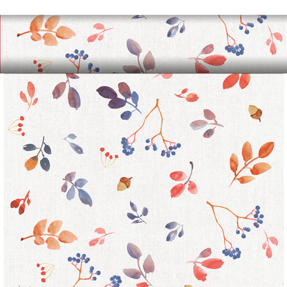 Der Bio-Dunicel Tete-a-Tete Tischläufer 0,4x24m von Duni GmbH zeigt ein nahtloses weißes Gewebe mit lebhaften Aquarell-Herbstblättern, Beeren, Eicheln und Zweigen - ideal, um Ihren Tisch mit umweltbewusstem Stil zu schmücken.