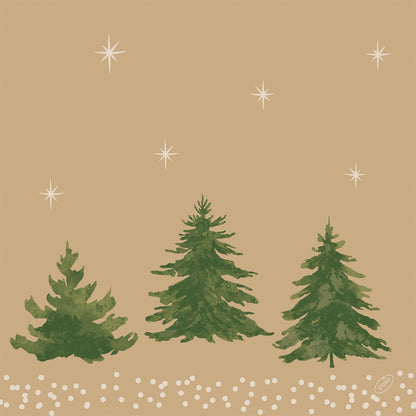 Drei grüne Tannenbäume auf schneebedecktem Grund mit weißen Sternen und hellbraunem Hintergrund zeugen von der natürlichen Schönheit der Bio-Dunisoft-Servietten 40x40cm der Duni GmbH - perfekt für umweltbewusste Feste.