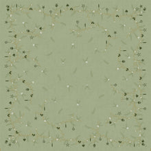 Die Bio-Dunicel Mitteldecke 84x84 cm Noel Pistachio von Duni GmbH hat ein hellgrünes, quadratisches Design mit goldenen und dunkelgrünen Ranken, weißen Blüten und Sternen - perfekt für eine festliche, umweltfreundliche Weihnachtstischdekoration. Packung: 20 Stück.
