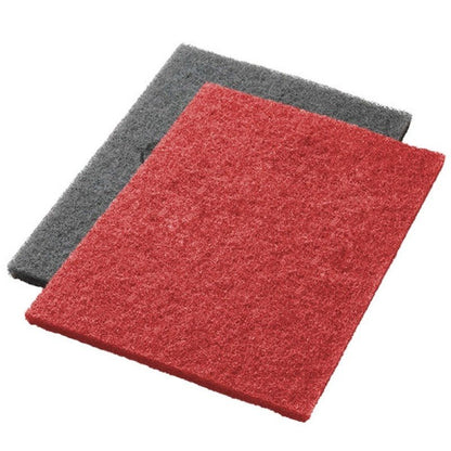 Två Twister Pads från Diversey Deutschland GmbH & Co. OHG, röda och gråa, ligger platt och delvis överlappande på vit bakgrund – idealiska skrubb- och djupstädningspads.