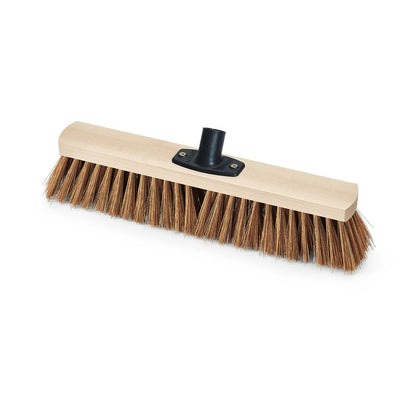 Nölle Profi Brush Power Stick Saalbesen Poly-Kokos från Nölle Profi Brush Borst- & Penselteknik e.K. har styva bruna borst, ett ljust träblock och en svart plastbas - perfekt som rengöringsborste för hårda soparbeten.