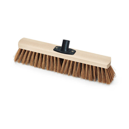 Nölle Profi Brush Power Stick Saalbesen Poly-Kokos från Nölle Profi Brush Borst- & Penselteknik e.K. har ett brett huvud med styva bruna borst, en ljus träbas och en svart plastskaftshållare, avbildad på vit bakgrund.