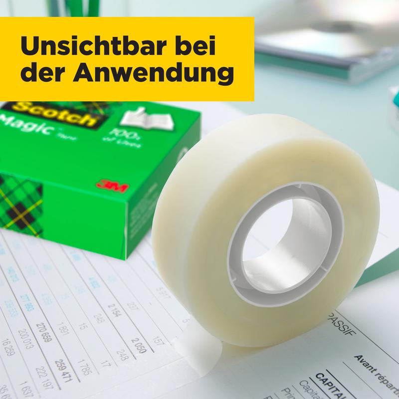 En rulle Scotch® Magic™ Osynlig Tejp från 3M Deutschland GmbH ligger på ett skrivbord med dokument, bredvid den gröna lådan. På en gul banner står det på tyska "Osynlig vid användning".