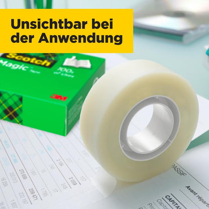 En rulle Scotch® Magic™ Osynlig Tejp från 3M Deutschland GmbH ligger på ett skrivbord med dokument, bredvid den gröna lådan. På en gul banner står det på tyska "Osynlig vid användning".