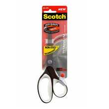 Ett par 20 cm långa Scotch™-saxar i titan från 3M Deutschland GmbH, med titanbelagda, non-stick-belagda blad och svartvita handtag. Levereras i grå originalförpackning med röda, svarta och gula detaljer.