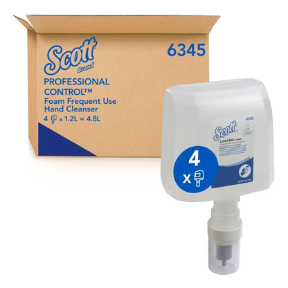 En "Scott® Control™ skum-handrengöring | Kartong (4 patroner)" från Kimberly-Clark GmbH står bredvid en påfyllningsflaska med pump - perfekt för att följa handhygienprotokoll.