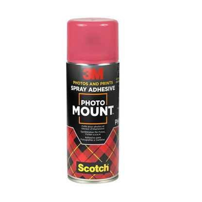 En 400 ml burk 3M™ Scotch® PhotoMount™ spraylim från 3M Deutschland GmbH, idealisk för permanent montering av foton och utskrifter. Med rött lock, rutigt design och texten "Spraylim för foton och utskrifter".