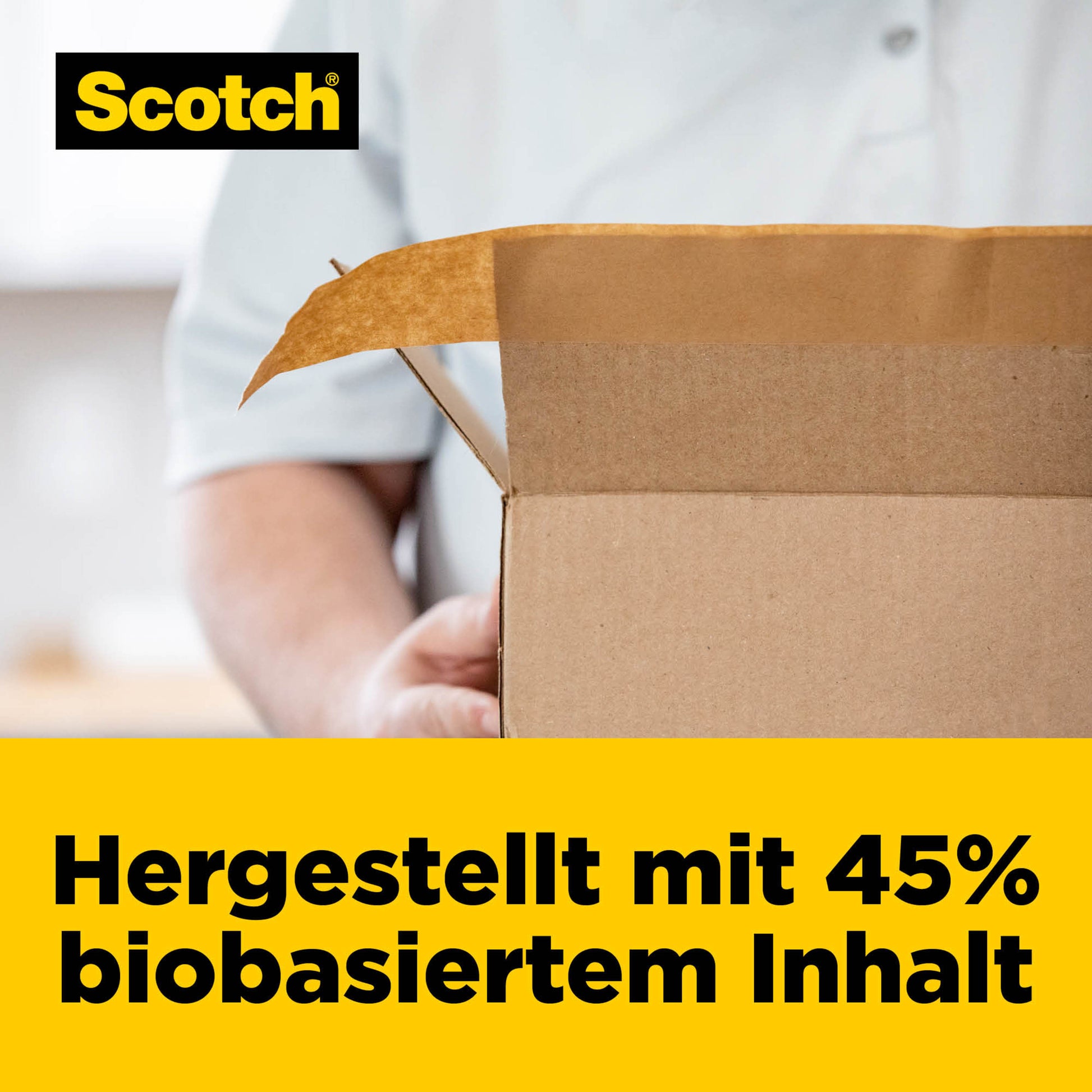 Eine Person hält einen geöffneten Pappkarton. Das 3M Scotch® Box Lock™ Papier-Verpackungsband-Logo erscheint oben links. Auf einem gelben Banner am unteren Rand steht "Hergestellt mit 45% biobasiertem Inhalt" auf Deutsch.