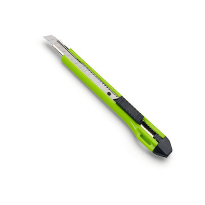 En grön Nölle Profi Brush brytkniv med metallstyrning från Nölle Profi Brush borst- och penselteknik e.K. med indragbart silverblad, svart skjutare och metallstyrning ligger på vit bakgrund.