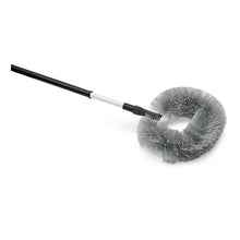 Die Nölle Profi Brush Staubbiene oval mit Teleskopstiel bis 170 cm, synthetisch von Nölle Profi Brush Bürsten- & Pinseltechnik e.K. verfügt über steife synthetische Borsten und einen ausziehbaren Stiel, abgebildet auf einem schlichten weißen Hintergrund.