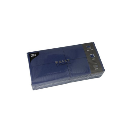 Visas är en förpackning med blå pappersservetter från 'DAILY Collection' av PAPSTAR GmbH. Förpackningen är perfekt för bordsdekoration och är försedd med symboler som anger måtten (32 x 32 cm), mängden (150 stycken) och viktypen (1/8). Se fram emot servetter från det beprövade märket PAPSTAR GmbH.